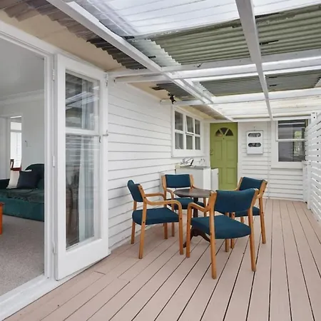 Homey Hideaway 3 Bedroom W Parking , Wi-Fi And Netflix
